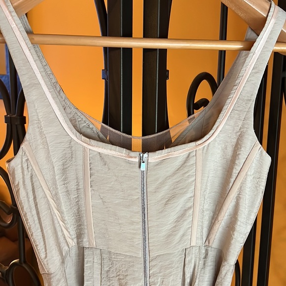 BCBG MAX AZRIA Runway Collection - Picture 5 of 10